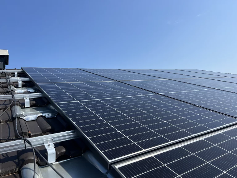 Montage einer Photovoltaikanlage auf einem Hausdach durch TOPTEC Elektro_Wolfratshausen