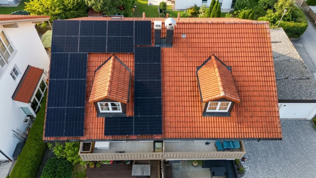 8 kWp Photovoltaikanlage auf einem Dach im Zugspitzweg, Geretsried